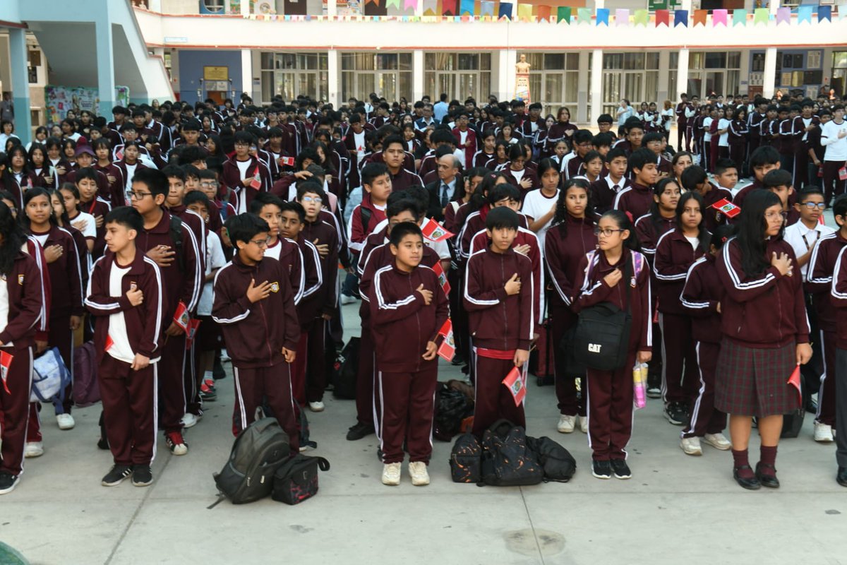 MininterPeru's tweet photo. #Mininter: construyendo espacios educativos seguros 🏫
👧🏽👦🏽 Escolares de la Institución Educativa Emblemática “Alfonso Ugarte” reciben charlas de orientación y sensibilización para prevenir la violencia, saber cómo actuar y pedir ayuda oportunamente.
#SeguridadYOrden https://t.co/EhPCCDVS9v