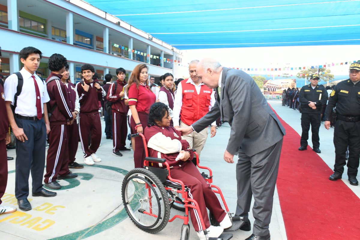 MininterPeru's tweet photo. #Mininter: construyendo espacios educativos seguros 🏫
👧🏽👦🏽 Escolares de la Institución Educativa Emblemática “Alfonso Ugarte” reciben charlas de orientación y sensibilización para prevenir la violencia, saber cómo actuar y pedir ayuda oportunamente.
#SeguridadYOrden https://t.co/EhPCCDVS9v