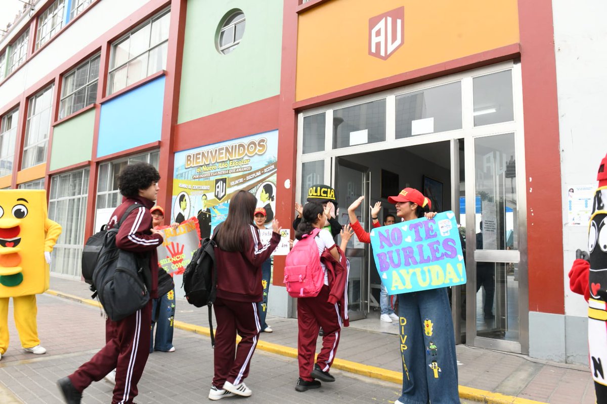 MininterPeru's tweet photo. #Mininter: construyendo espacios educativos seguros 🏫
👧🏽👦🏽 Escolares de la Institución Educativa Emblemática “Alfonso Ugarte” reciben charlas de orientación y sensibilización para prevenir la violencia, saber cómo actuar y pedir ayuda oportunamente.
#SeguridadYOrden https://t.co/EhPCCDVS9v