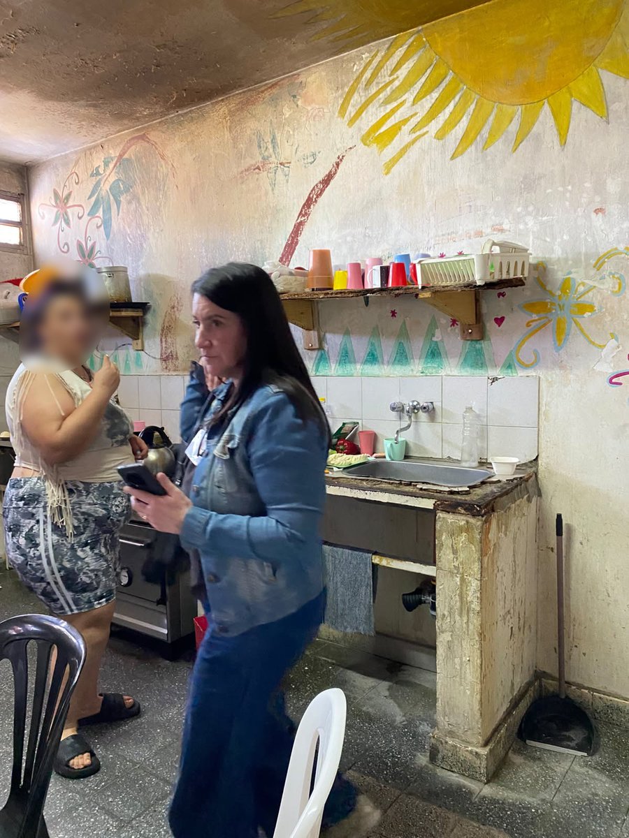PPNArg's tweet photo. 📍 Ezeiza | Se realizó un monitoreo preventivo cuyo objetivo principal es detectar posibles casos de tortura y malos tratos en los sectores de alojamiento del CPFIV. 

Durante la recorrida se registraron demandas vinculadas a la deficiente atención médica, problemas con la alimentación y obstáculos en visitas familiares, además de constatar irregularidades en requisas. 

La intervención estuvo a cargo del Área de Documentación e Investigación Eficaces de Casos de Tortura y/o Malos Tratos y el Equipo de Género y Diversidad.
