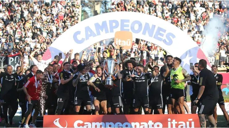 jovvvcooo's tweet photo. 🧵 LOS HÉROES DE LA 34 QUE NUNCA JUGARON EN COLO-COLO ⭐️🏆
La estrella 34 la ganó Colo-Colo dentro de la cancha, pero hubo varios personajes externos que, sin vestir la camiseta del Cacique, terminaron aportando su granito de arena.
Abro hilo 🧵👇 https://t.co/clNumNBaZ8