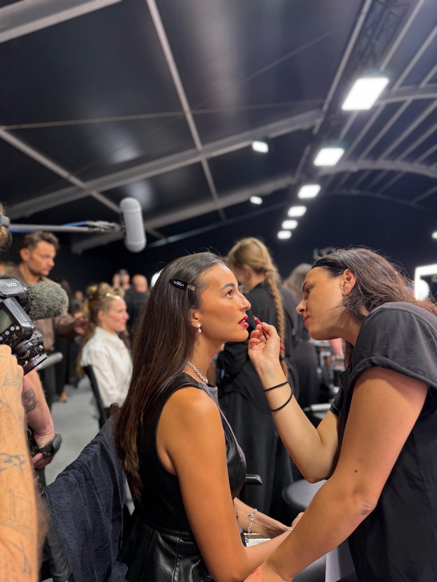 ffescrime's tweet photo. Strike the pause 🤺🤩

@BalzerSara est la première médaillée olympique française à participer au célèbre défilé de l’Oréal ! https://t.co/VhRumGhRoL