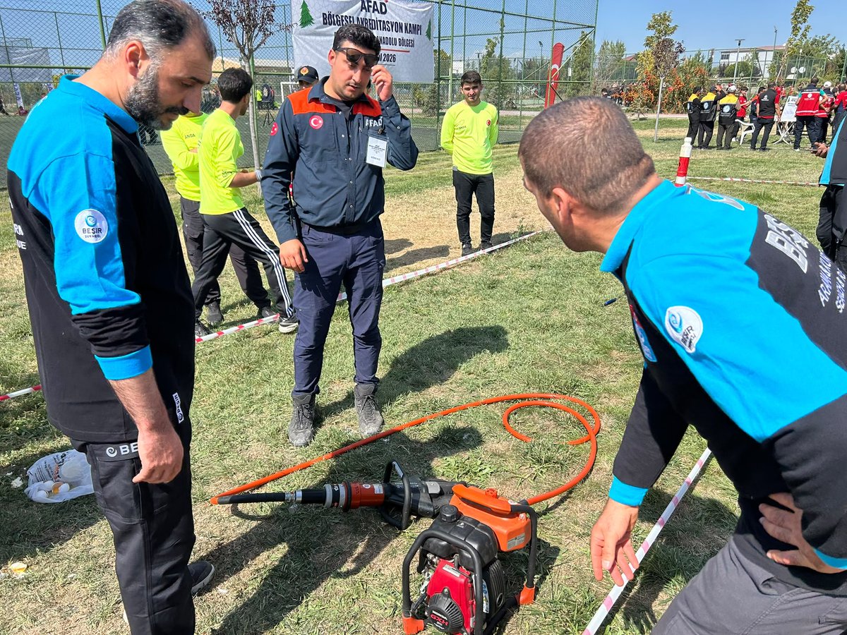 Besirdernegi's tweet photo. Afetlere karşı daha güçlü ve daha hazır bir gelecek için sahadayız. 🇹🇷

AFAD koordinasyonunda düzenlenen, 23 ilden 53 ekip ve 800 personelin bir araya geldiği “2026 AFAD Akredite Ekipler Bölgesel Kampı”na Beşir Arama Kurtarma ekiplerimizle katılım sağladık.

Doğu ve Güneydoğu Anadolu bölgelerindeki akredite ekiplerin yer aldığı kampta; sahadaki tecrübelerimizi paylaştık, ortak operasyon ve koordinasyon kabiliyetimizi pekiştirdik.
Her an göreve hazır, milletimizin her daim yanındayız.

#BeşirDerneği #AramaKurtarma #AFAD #AfeteHazırlık #Dayanışma