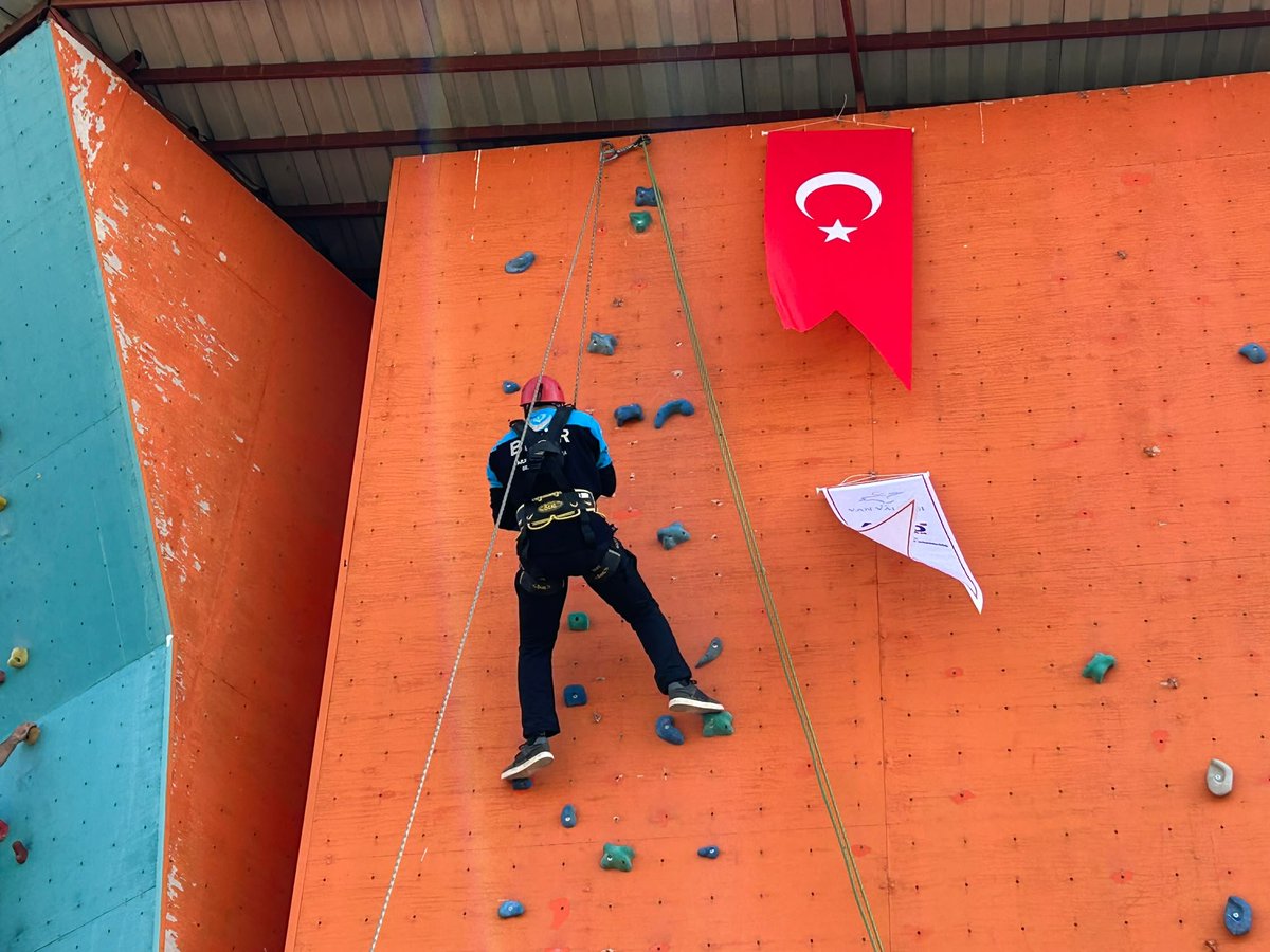 Besirdernegi's tweet photo. Afetlere karşı daha güçlü ve daha hazır bir gelecek için sahadayız. 🇹🇷

AFAD koordinasyonunda düzenlenen, 23 ilden 53 ekip ve 800 personelin bir araya geldiği “2026 AFAD Akredite Ekipler Bölgesel Kampı”na Beşir Arama Kurtarma ekiplerimizle katılım sağladık.

Doğu ve Güneydoğu Anadolu bölgelerindeki akredite ekiplerin yer aldığı kampta; sahadaki tecrübelerimizi paylaştık, ortak operasyon ve koordinasyon kabiliyetimizi pekiştirdik.
Her an göreve hazır, milletimizin her daim yanındayız.

#BeşirDerneği #AramaKurtarma #AFAD #AfeteHazırlık #Dayanışma