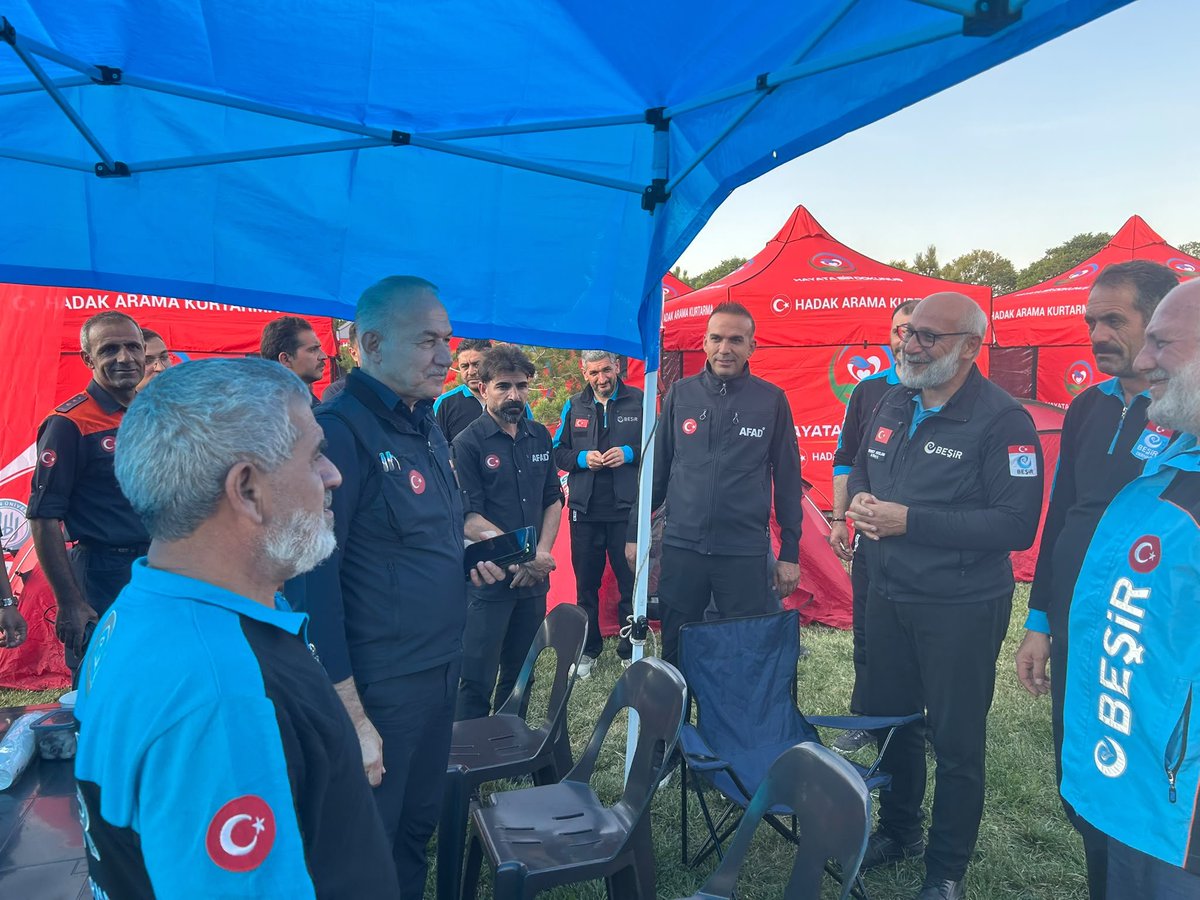 Besirdernegi's tweet photo. Afetlere karşı daha güçlü ve daha hazır bir gelecek için sahadayız. 🇹🇷

AFAD koordinasyonunda düzenlenen, 23 ilden 53 ekip ve 800 personelin bir araya geldiği “2026 AFAD Akredite Ekipler Bölgesel Kampı”na Beşir Arama Kurtarma ekiplerimizle katılım sağladık.

Doğu ve Güneydoğu Anadolu bölgelerindeki akredite ekiplerin yer aldığı kampta; sahadaki tecrübelerimizi paylaştık, ortak operasyon ve koordinasyon kabiliyetimizi pekiştirdik.
Her an göreve hazır, milletimizin her daim yanındayız.

#BeşirDerneği #AramaKurtarma #AFAD #AfeteHazırlık #Dayanışma