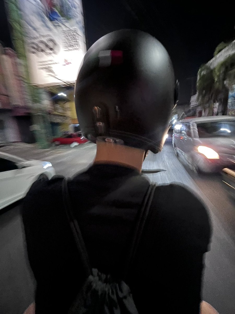 CorpusAlienumm's tweet photo. Dibonceng @ikarizzz_ membawaku selangkah lebih dekat kepada Tuhan. Karena setiap belokan, tikungan, setopan bikin nyebut asma Yesus. https://t.co/fdL8hh9HkJ