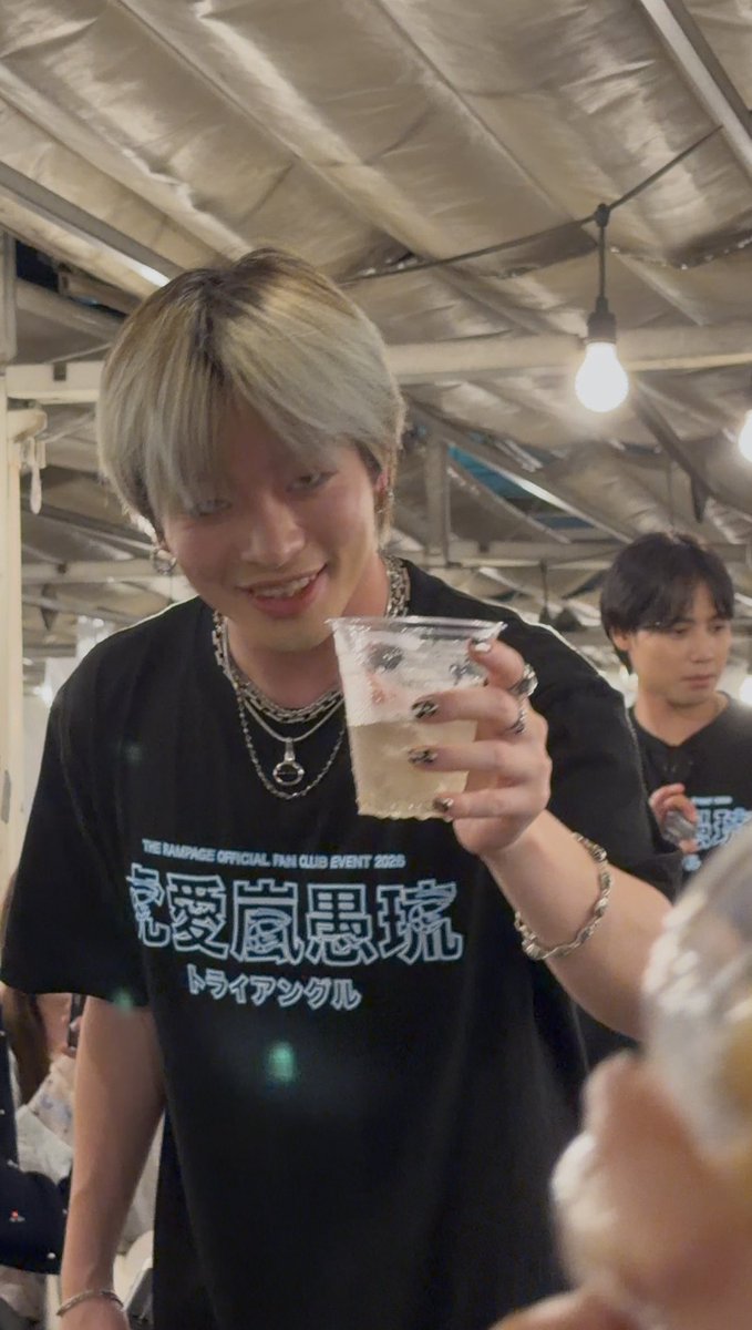 raki_aphrodite's tweet photo. やましぉさんの乾杯と
諸事情（遠くの陣くん撮ってた）によりドアップなけんた https://t.co/FsjgqoSW0k