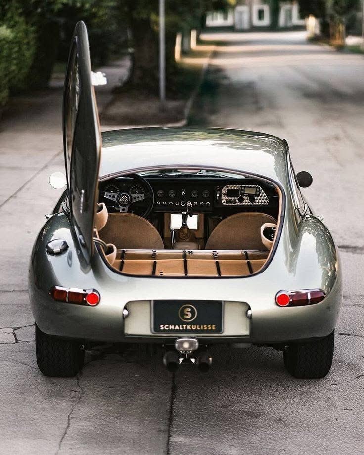JagmansM's tweet photo. 🇬🇧 1962 #Jaguar E Type.       Pix of the week. https://t.co/xGG9M849n0