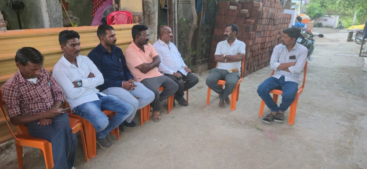 CongressSillod7's tweet photo. संतोष माणिकराव बोर���डे व सुनील माणिकराव बोराडे यांच्या मातोश्री कै.कलावती माणिकराव बोराडे, भवन यांच काही दिवसांपूर्वी दुःखद निधन झालं... भास्कर पाटील घायवट, मंगेश कळम,भगवान कळसकर, सचिन सरोदे यांनी बोराडे कुटुंबियांची भेट घेऊन सांत्वन करून दुःख व्यक्त केले

भावपूर्ण श्रद्धांजली💐 https://t.co/uCuX8aaD55