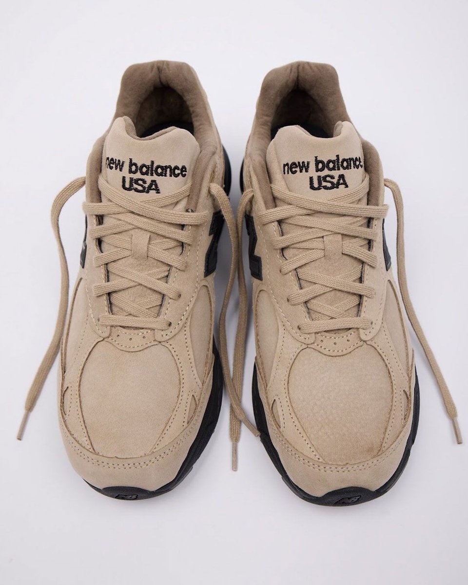 SneakerNews's tweet photo. JJJJound reveals upcoming New Balance 990v3 in tan suede 🍂

Our full breakdown >> https://t.co/9H6cnAQvVY https://t.co/huXqPN9lIF