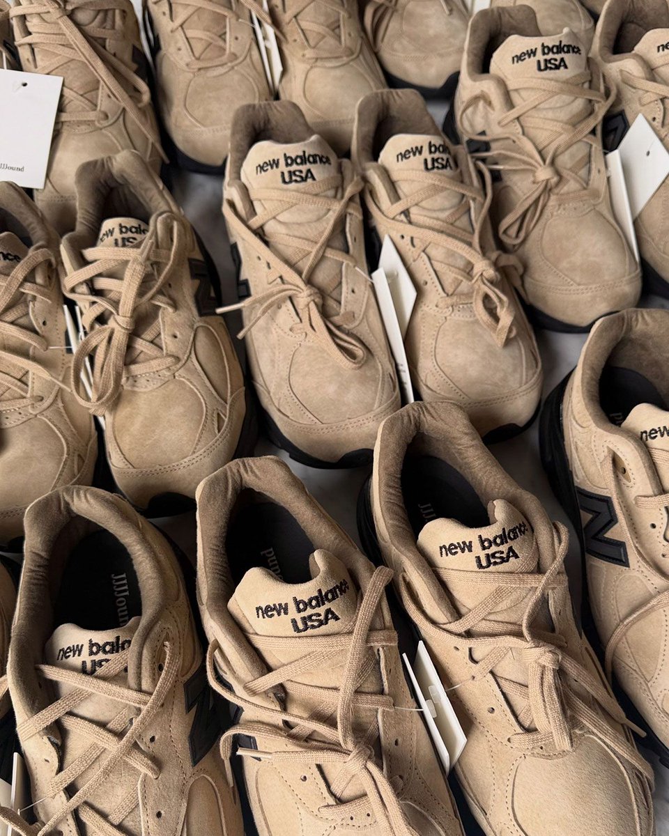 SneakerNews's tweet photo. JJJJound reveals upcoming New Balance 990v3 in tan suede 🍂

Our full breakdown >> https://t.co/9H6cnAQvVY https://t.co/huXqPN9lIF