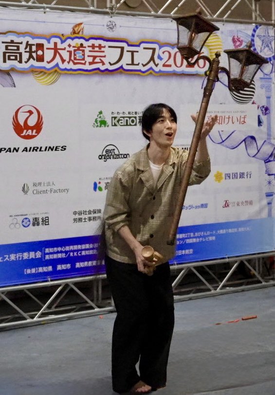 kurogomalibrary's tweet photo. 高知大道芸フェス2026。

遅くなりましたが、昨日の最終日の後半からフィナーレの振り返りです。

今回は帰りの時間の制約がなかったので、フィナーレをはじめて見れました。
初出場の方の特別演技など他のどこにもない構成で、今後の滞在スケジュールの悩みが増えてしまいました。

楽しい時間をありがとうございました。
出演者をはじめすべての関係者に感謝です。

選び切れなかった画像や動画は、後日(急ぎ)ライブラリーにします。

#大道芸
#高知大道芸フェス
#高知大道芸フェス2026