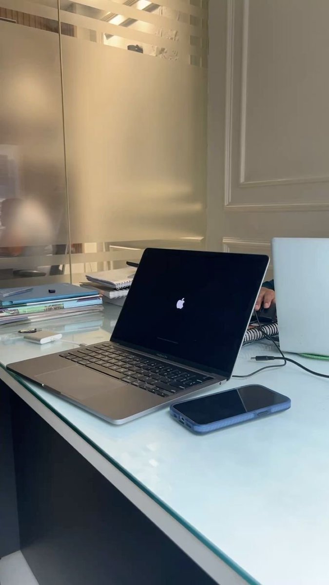 Kathy783154's tweet photo. Monday has begun… and my laptop is frozen too. 💻⏳ It's been stuck on the Apple logo screen for ten minutes. I think my computer is protesting the new week. How was everyone's Monday? ☕️✨ #WorkingGirl #MondayAtmosphere #DesktopDecor https://t.co/7IFsh9Viha