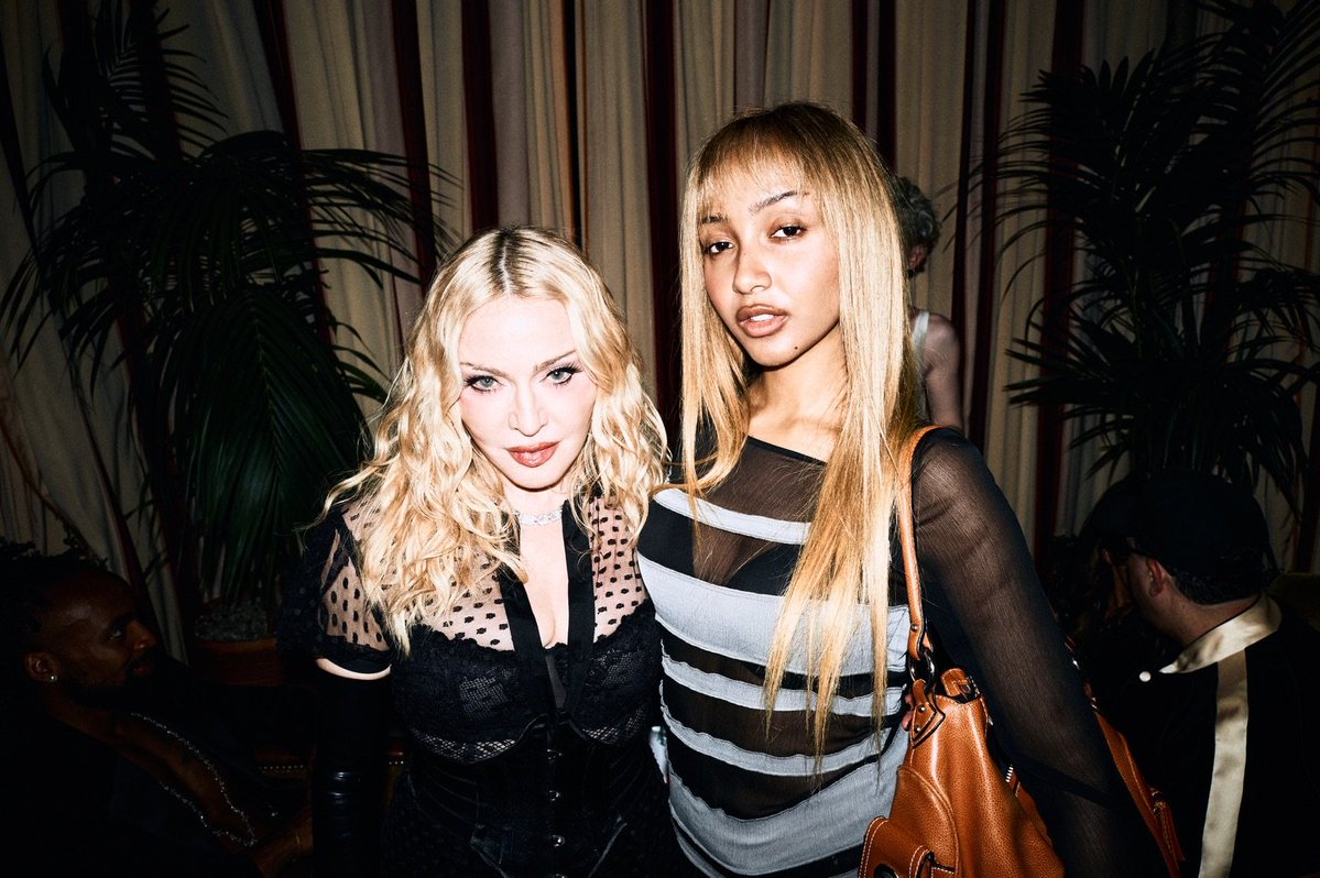 madonnaccess's tweet photo. Madonna com PinkPantheress, Sabrina Carpenter, Odessa A'zion e Charli xcx na after party do VMA https://t.co/mcKtzlzVll