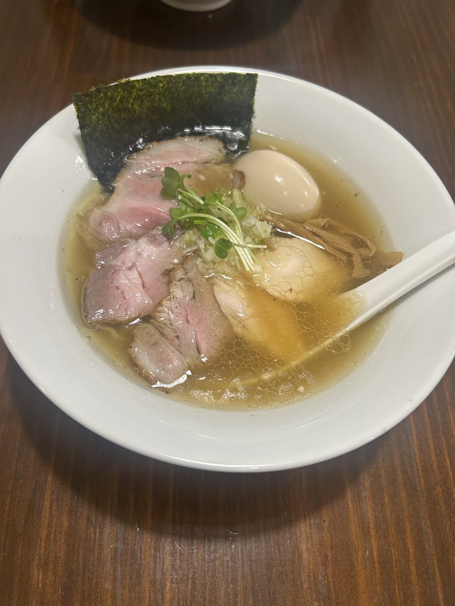 maukei3's tweet photo. 柏の鷹蔵で特製中華そばの白と和え麺のカルボナーラ。しょつるの淡麗スープに平打ち手揉み麺が美味。カルボナーラはストレート麺、残りのスープにつけても良し。
#鷹蔵　#柏　#ラーメン https://t.co/N2v0zWs19K
