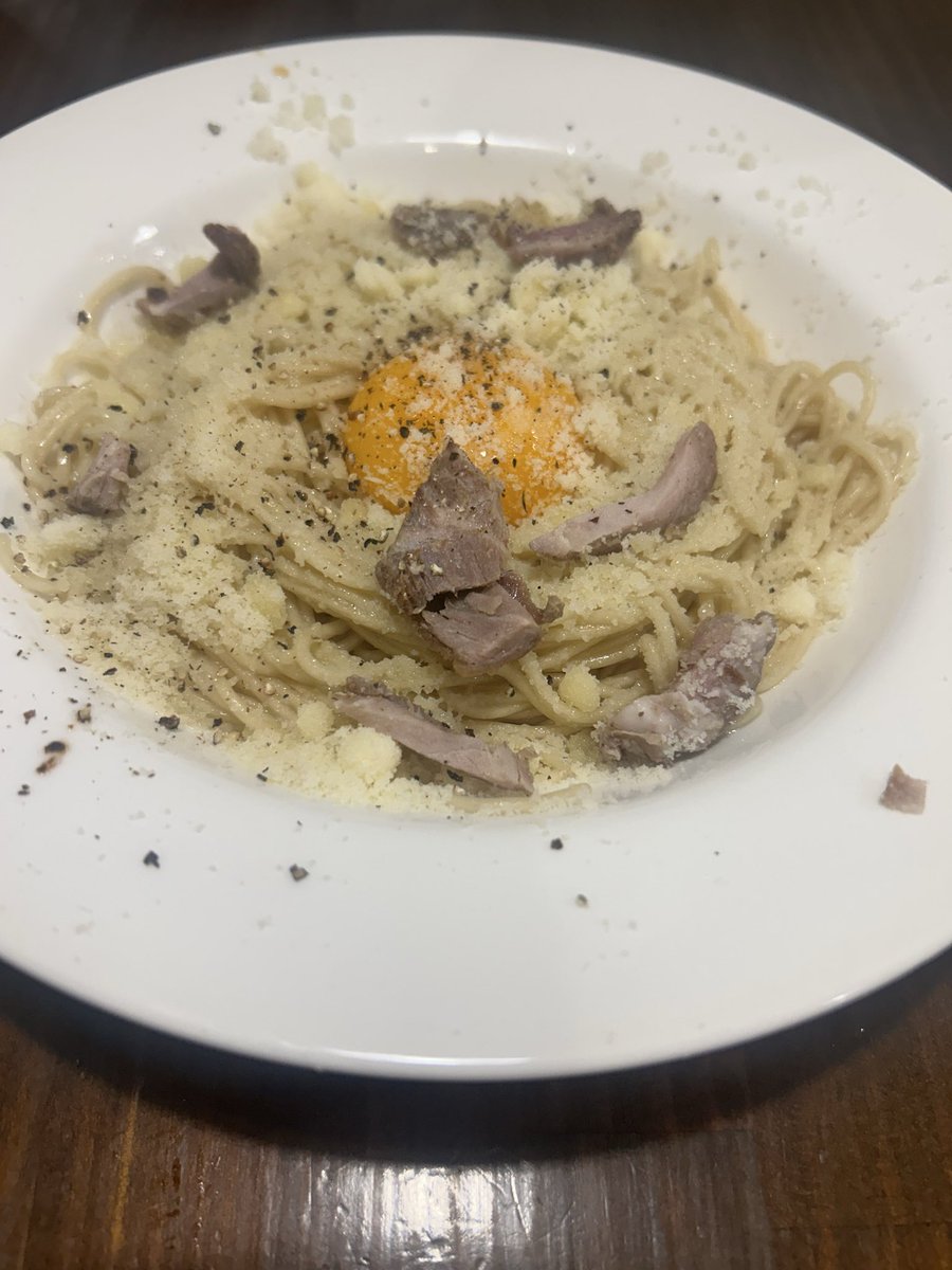 maukei3's tweet photo. 柏の鷹蔵で特製中華そばの白と和え麺のカルボナーラ。しょつるの淡麗スープに平打ち手揉み麺が美味。カルボナーラはストレート麺、残りのスープにつけても良し。
#鷹蔵　#柏　#ラーメン https://t.co/N2v0zWs19K