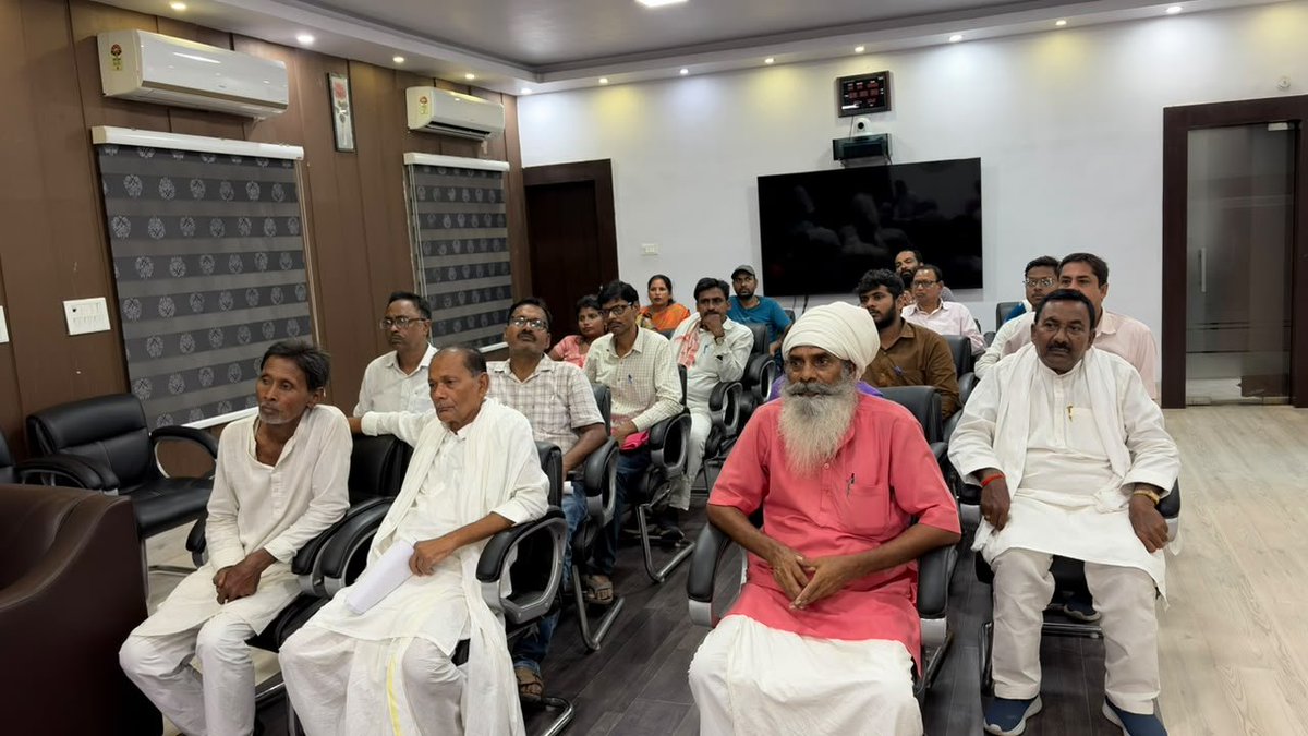 dm_rohtas's tweet photo. 🏛️ “सबका सम्मान–जीवन आसान”
आज समाहरणालय, रोहतास में जिलाधिकारी श्री दीपक कुमार मिश्रा की अध्यक्षता में ���नता दरबार आयोजित हुआ। जिसमें 91 लोगों की शिकायतें/समस्याएं सुनी गईं। प्राप्त आवेदनों को संबंधित अधिकारियों को भेजते हुए जांच कर त्वरित निष्पादन के निर्देश दिए गए।

@IPRDBihar https://t.co/K4uV5mYZWr