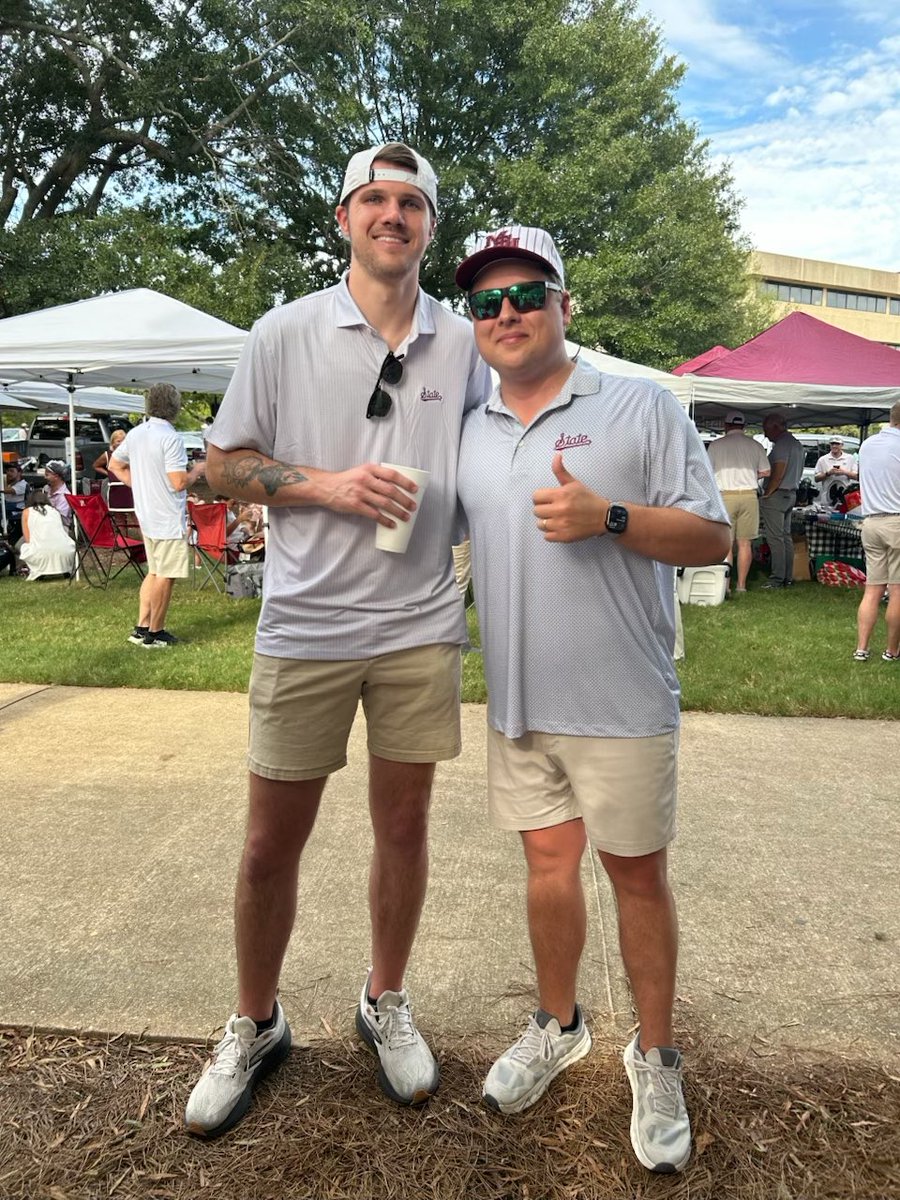 nickfitz07's tweet photo. Anyone know who this guy is? He chased me through the Junction and demanded a picture from me…

He’s definitely 5’9 max if that helps identify him https://t.co/U3udxfuXtj