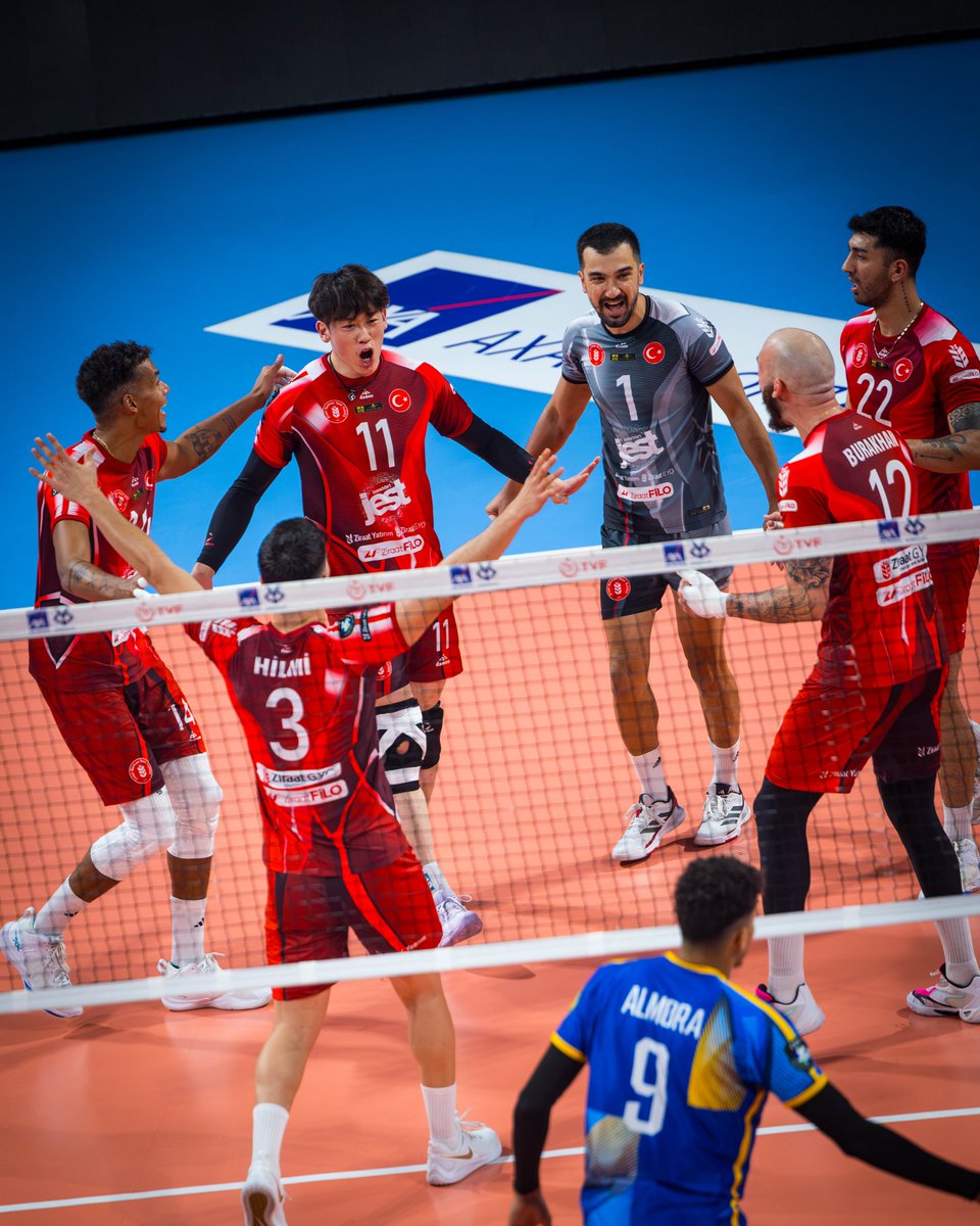 ZiraatBankasiSK's tweet photo. TÜGİAD Ege Uluslararası Voleybol Turnuvası’nda takımımız, Xilasedici’yi 3-2 mağlup ederek turnuvaya galibiyetle başladı. 💪🔥

🔴⚪ Ziraat Bankkart 3️⃣-2️⃣ Xilasedici

#ZiraatBankkart #TÜGİADEge #Volleyball https://t.co/sNNUiv1ipu