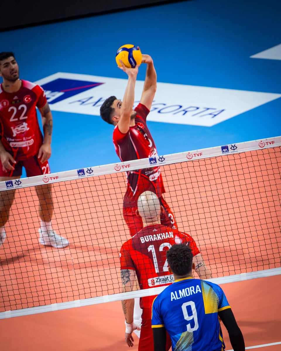 ZiraatBankasiSK's tweet photo. TÜGİAD Ege Uluslararası Voleybol Turnuvası’nda takımımız, Xilasedici’yi 3-2 mağlup ederek turnuvaya galibiyetle başladı. 💪🔥

🔴⚪ Ziraat Bankkart 3️⃣-2️⃣ Xilasedici

#ZiraatBankkart #TÜGİADEge #Volleyball https://t.co/sNNUiv1ipu