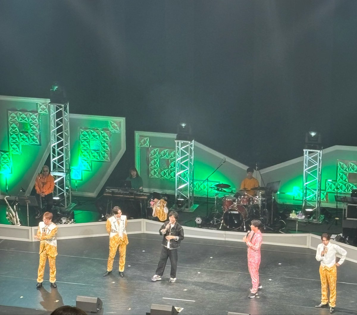_cho_bi_14's tweet photo. ツアコン両部参加を
本当に久しぶりの達也さん🩷
6人時代が懐かしい…☺️
千葉の会場をメインに来てくれるから、リーダーに新たに「千葉烈」と命名されてた🤣

卒業してもこうやって会える関係
ずっとずっと続きますように

ラウンドもハイタッチも歌唱も本当に本当にありがとうございました🙏❤️💜💚🩷 https://t.co/zK15AvS5Bd