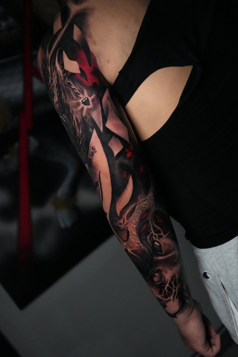 JesterInDecay's tweet photo. Forgot to post my sleeve. Ryuk &amp; Misa Amane x Tomie. https://t.co/OzhMkYcoYZ