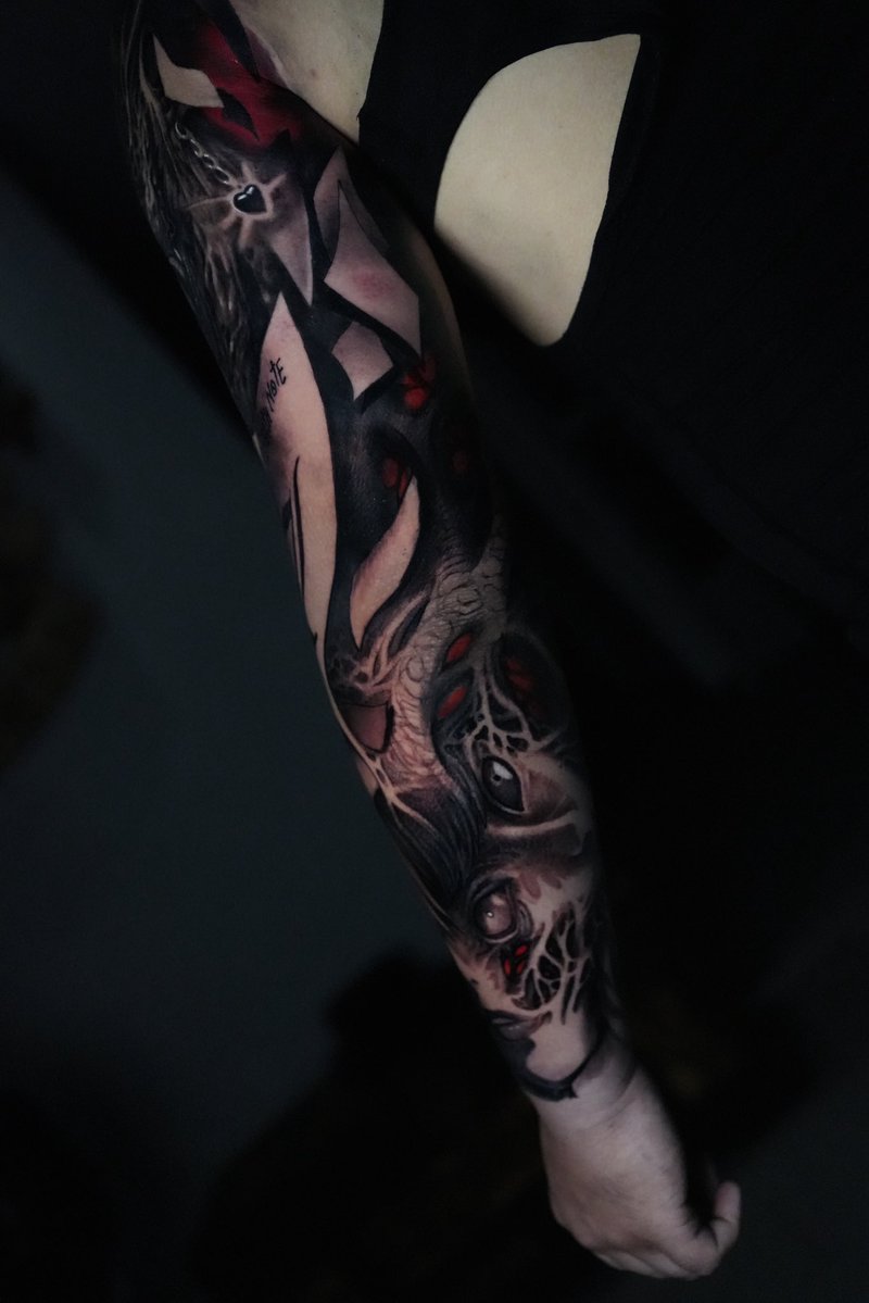 JesterInDecay's tweet photo. Forgot to post my sleeve. Ryuk &amp; Misa Amane x Tomie. https://t.co/OzhMkYcoYZ