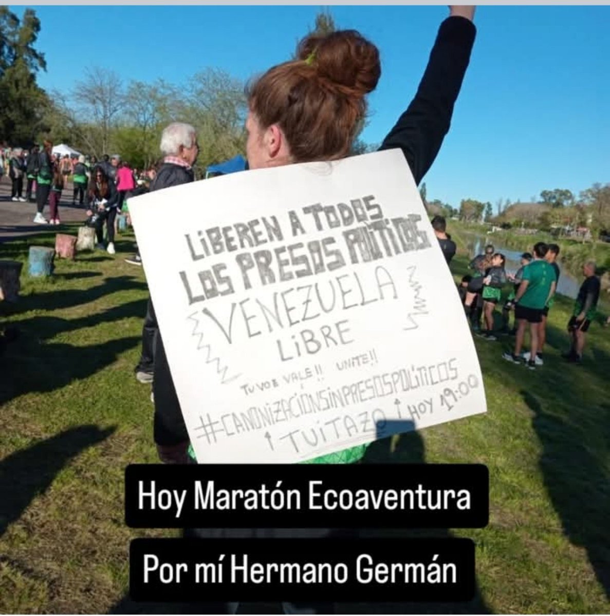 Lucia65247437's tweet photo. Hace un año, y sigo acá,  quiero terminar, quiero callar, meditar y que fluya,pero no puedo.Hay una oración que resuena en mi mente: la vos de mi hermano que  me llama y se muestra positivo ,bien, para que yo no lo lleve a la realidad que lo lastima y duele. Me dice: _Hablá vos_  
Le digo: ok , si ,Bueno. Y  como decirle que no está  dando resultado , que no alcanza.  Cada vez que hablo el vacío es inmenso porque   eso no lo trae  a casa , 
No lo libera.  Y sufro el destrato ,el silencio, me siento VENEZUELA. 
Solidaridad, apoyo, el último empujón,  no nos dejen con el barro hasta el cuello , porque ya sacamos la cabeza .
Un acto de humanidad Pido, pido ,pido.... 
Libertad a Germán Giuliani! 
@pabloquirno
@pldocmd 
@KBanfi 
@PatoBullrich