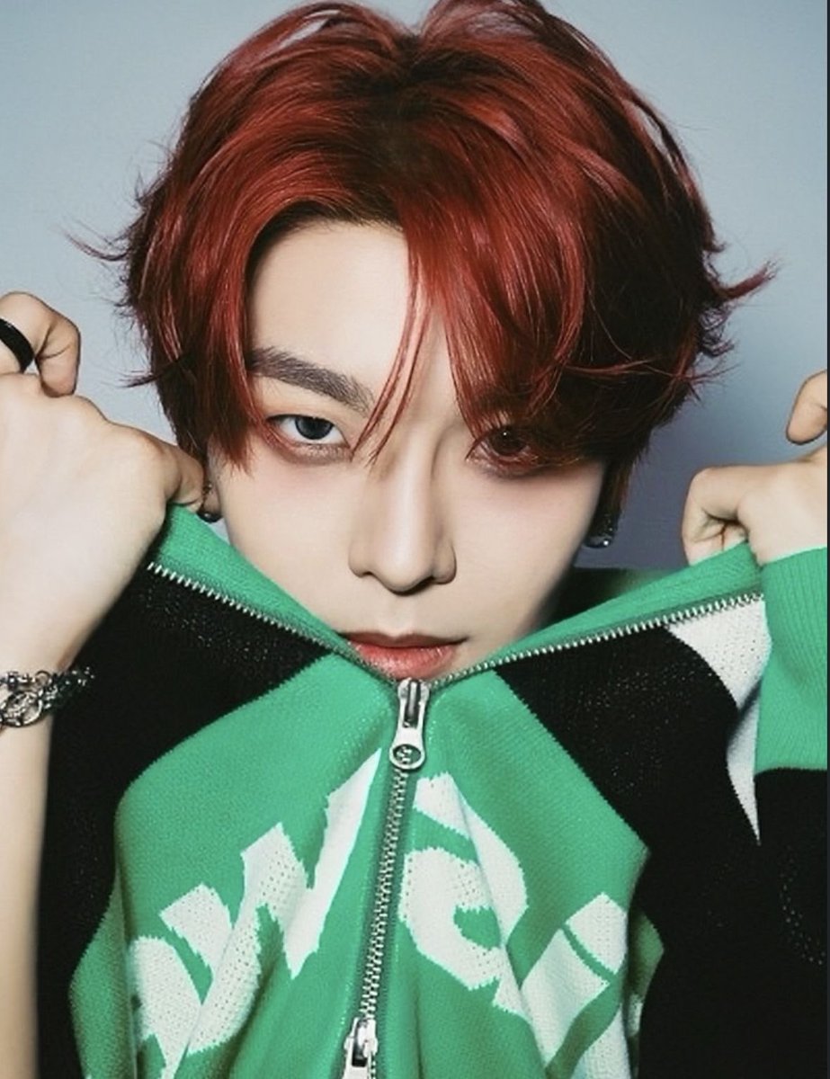 xinlongtlsfhd's tweet photo. 보플아카이브 씬롱이 엄청 예뻤던 거 아는 사람……
빨머+초록색 점퍼 조합이 진짜 너무 잘 어울렸어서
아직도못잊음 삼백안에 도마뱀+여우+늑대+고양이 다 섞인 것 같은 얼굴이라 진짜 동물상 하나로는 절대 정의할 수 없는 얼굴…… 이 포카가 제일 인기 많았던 걸로 기억하는데 나도겨우대리로구했던기억이난다 
벌써 곧 1년 전이라니 시간너무빠른거같아😭😭