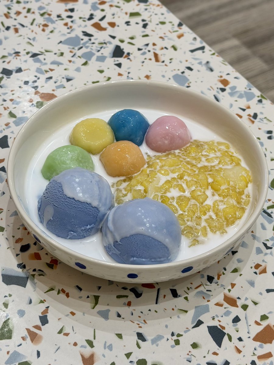 noeylamai's tweet photo. ขนมหวาน “ร้านขนมแม่” อร่อยมากกก คือเดินผ่านหลายครั้งแล้ว แต่พึ่งเข้าไปลอง เนยสั่งเมนูแม่อิ่มใจ-อัญชันมา เลือกขนมไทยเป็นเต้าส่วน(เลือกได้ตามชอบ) อร่อยเข้ากันดีมาก ไอศครีมดี บัวลอยไส้มะพร้าวเริ่ด ราดกะทิเค็มนิดๆ ลงตัวไปหมด แล้วหวานแบบไม่แสบคออะ ใครไปเดินตลาดกัลปพฤกษ์ แนะนำๆๆ 🍧🍡🫧 https://t.co/IDbClEKE0M