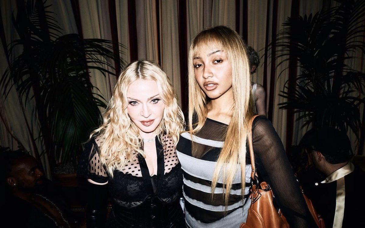 acervodapinkp's tweet photo. ACABOU O CANCELAMENTO! PinkPantheress e Madonna em nova foto. https://t.co/5GZyM8HLyH
