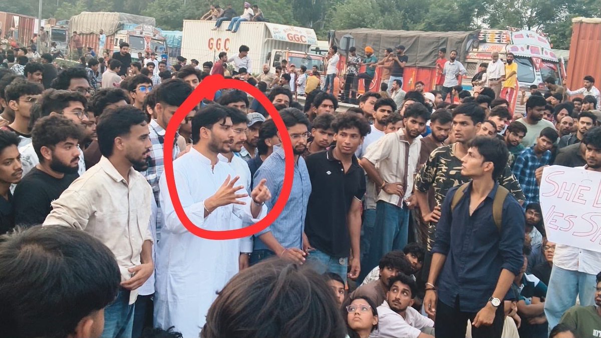 PunjabProgbl's tweet photo. @manaman_chhina LPU में गौरववीर सोहल द्वारा दंगा भड़काने की कोशिश आपको खबर नहीं लगती क्योंकि आपकी सुई सिर्फ BJP की दलाली पर अटकी है https://t.co/uBY4a2ET0t