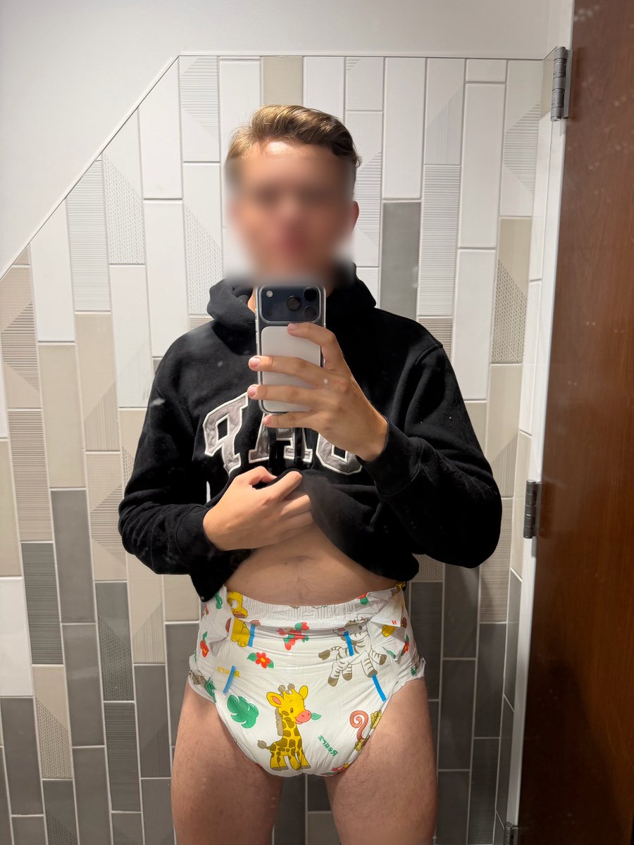 Lukeybabyboi's tweet photo. Who doesn’t love a double stuffed college boy? https://t.co/0lCHL3T8cD
