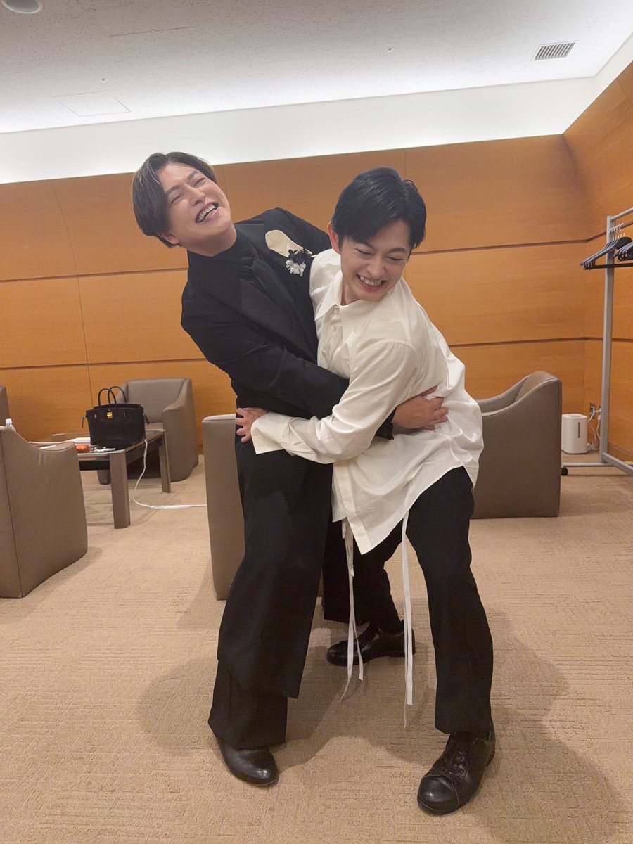 mdrkw_hikaru's tweet photo. 1日目終了しました。
下野クンは今日だけなのなので、
一足先にお疲れ様でした♪
ちゃんと朗読前に思い出のシーンを再現しときました(笑)。
相撲では勝てませーん🤣
明日も頑張りまーす！ https://t.co/38JHL8qw5b