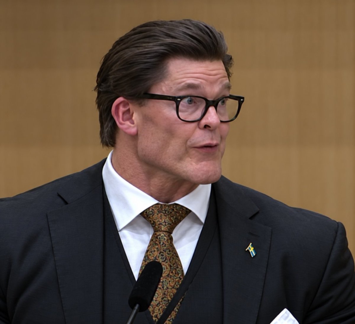 SeastedtInc's tweet photo. Andreas Norlén som talman. https://t.co/uFKF1QxeTf