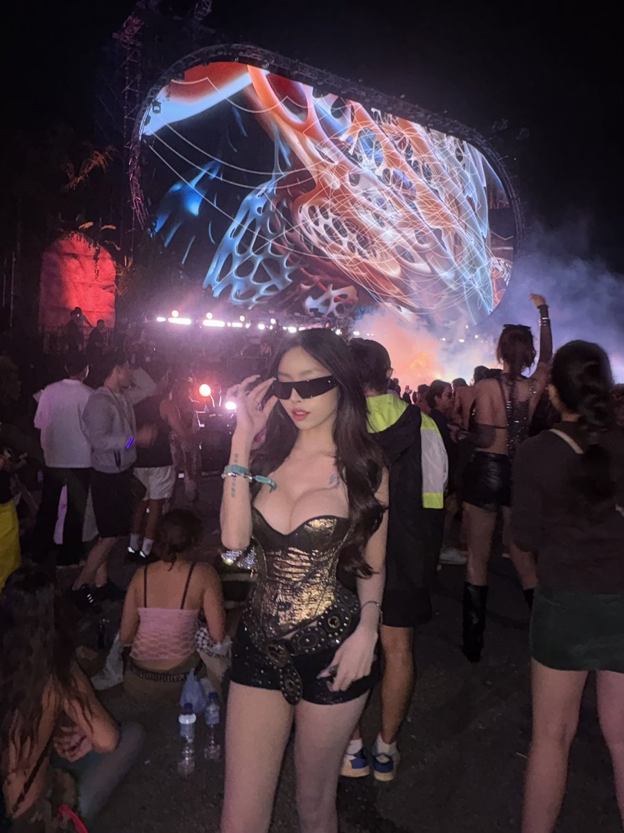 yourkatelim's tweet photo. rave in malaysia🇲🇾🥰 https://t.co/Rxvx4eTMQN