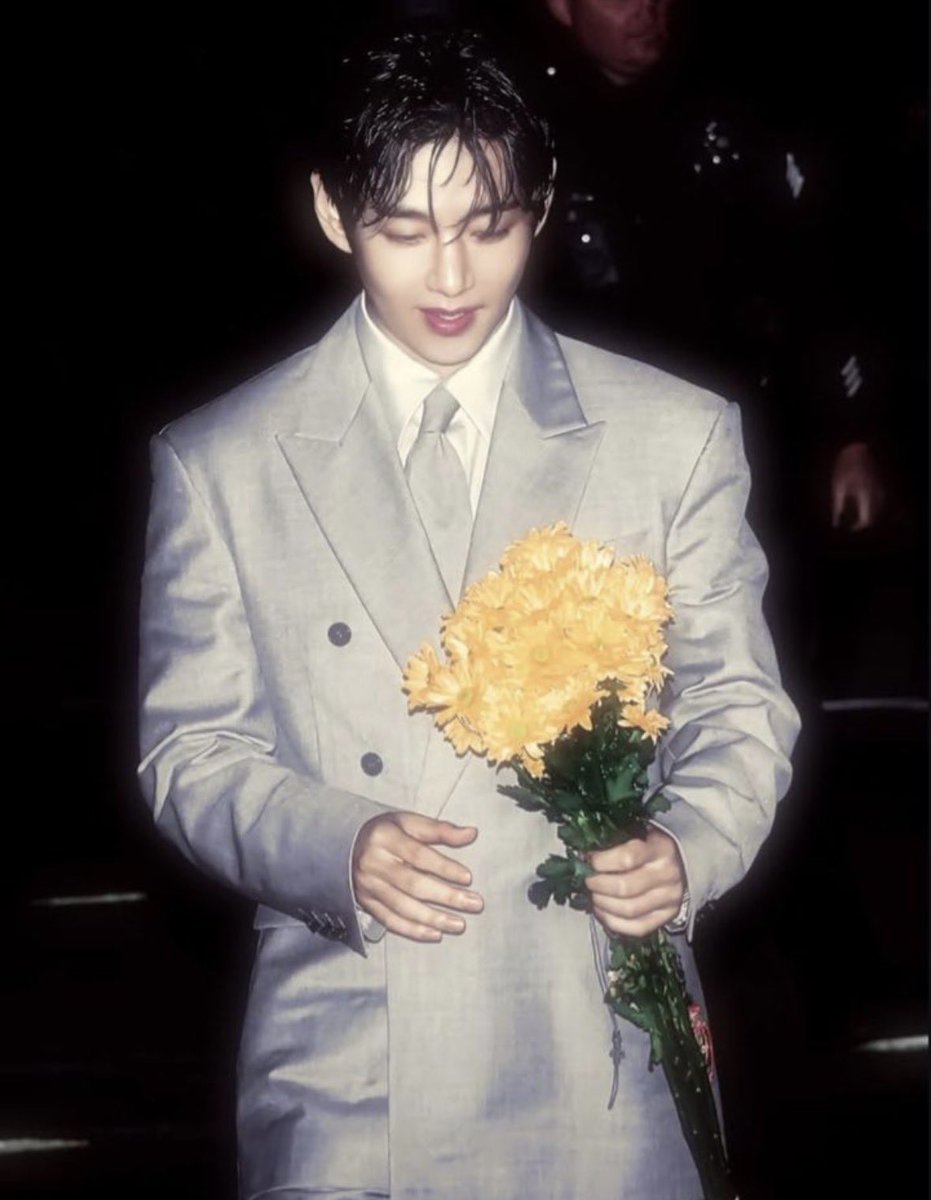 urvantex's tweet photo. flowers in hand, nowhere to be #urvantex https://t.co/s1TiQlyvU1
