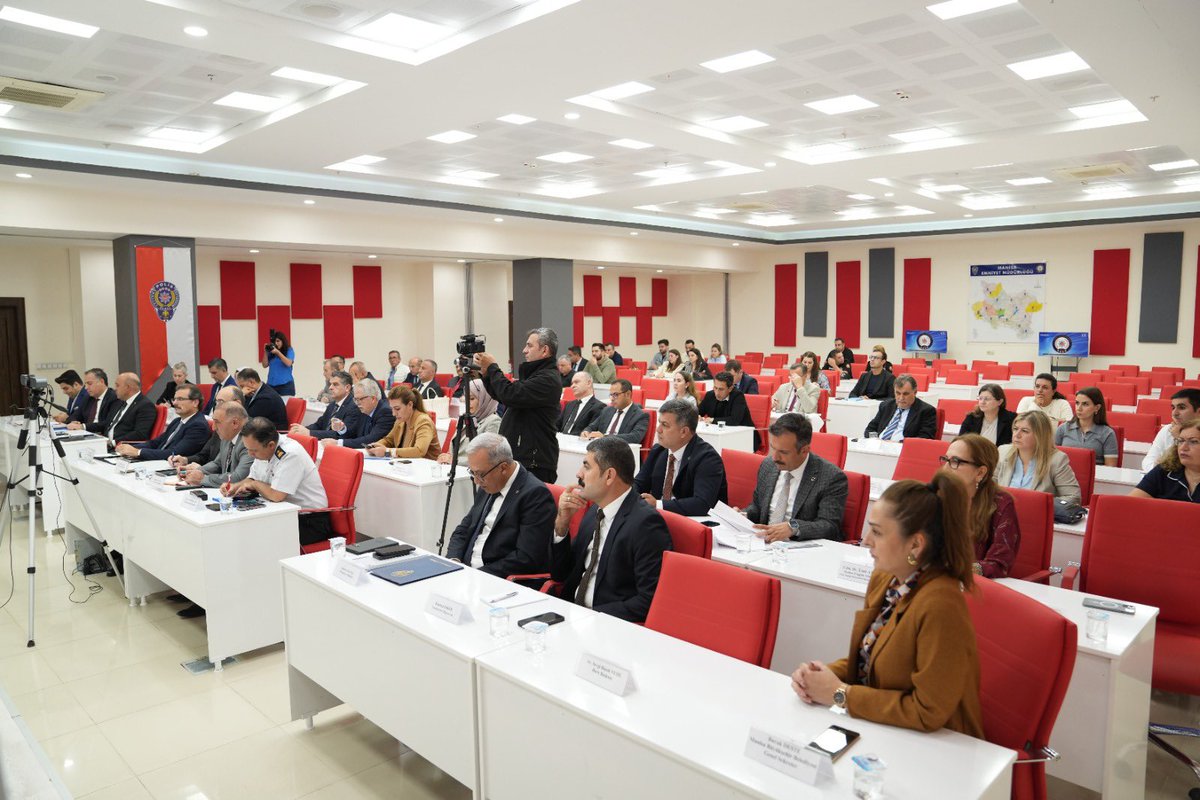 Manisailsaglik's tweet photo. Bağımlılıkla Mücadele İl Koordinasyon Kurulu Toplantısı Sayın Valimiz Vahdettin Özkan başkanlığında, İl Müdürümüz Uzm. Dr. Mehmet Fatih Zeren, ilgili kamu kurum ve kuruluş temsilcilerinin katılımıyla İl Emniyet Müdürlüğü Toplantı Salonunda gerçekleştirilmiştir. https://t.co/ccLvPHW7It