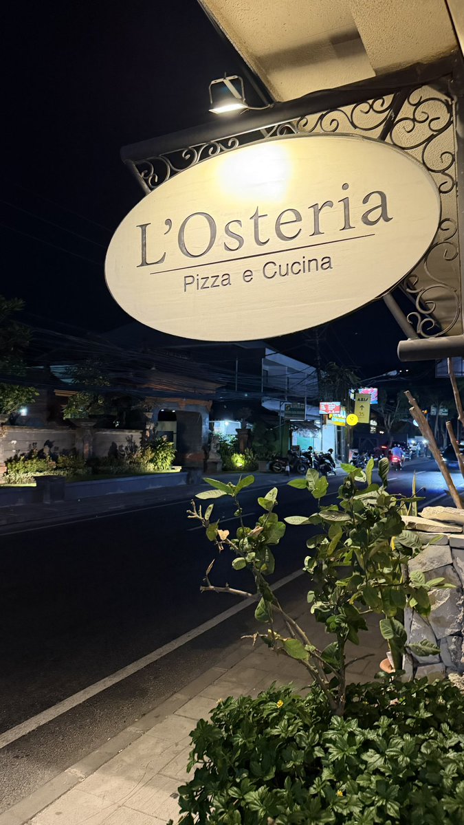 G42F__'s tweet photo. بتروح جزيرة بالي 🇮🇩؟ 
وتحب الأكل الإيطالي 🇮🇹🍕 

لااااااااازم تجرب هالمطعم 🤤
L’Osteria pizza https://t.co/o8CjAxPu3w