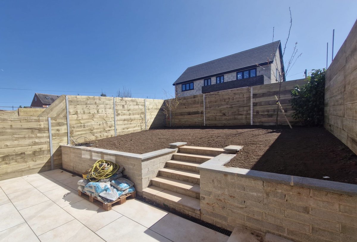 GardenSleepers's tweet photo. CAMERON'S STURDY GARDEN WALLS WITH STEELS &amp; NEW PINE RAILWAY SLEEPERS
A perfect way of enclosing a garden with an easy and secure alternative to panel fencing. New railway sleepers slotted into steel H beams are strong, stylish and longlasting.  
https://t.co/NZ9LDFimVu https://t.co/ogj7NyC2bK