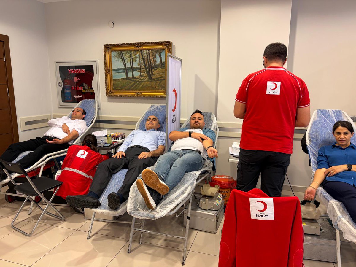 KanverKurumsal's tweet photo. Anayasa Mahkemesi Başkanı Sayın Kadir Özkaya’nın katılımıyla Anayasa Mahkemesi Başkanlığımızda, kan bağışı etkinliği gerçekleştirildi.

Etkinlik kapsamında, düzenli ve gönüllü kan bağışlarıyla madalya almaya hak kazanan bağışçılarımıza madalyaları takdim edildi.

Kan bağışlarıyla hayatlara umut olan tüm gönüllü bağışçılarımıza duyarlılıkları ve kıymetli katkıları için teşekkür ediyoruz.

İyilik, kan bağışıyla çoğalıyor. ❤️