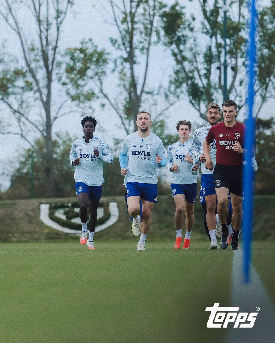 WestHam's tweet photo. The work continues 💪 

@Topps_UK training shots 📸 https://t.co/X3ucOkGMx6