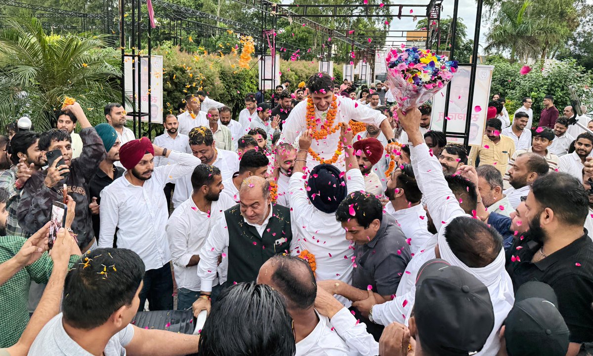 DeependerSHooda's tweet photo. आज📍शहजादपुर, अंबाला में...

सांसद @VarunMullana जी की अध्यक्षता में आयोजित शहजादपुर ब्लॉक कांग्रेस कार्यकर्ता सम्मलेन के सफल आयोजन के लिए अंबाला ग्रामीण कांग्रेस जिलाध्यक्ष @Dushyantcmulana जी को बधाई और नव-नियुक्त ब्लॉक अध्यक्ष दीपक राणा जी को शुभकामनाएं।

साथ आदरणीय विधायक @NirmalSMohra जी, पूर्व विधायक चौधरी लहरी सिंह जी, यमुनानगर विधानसभा से कांग्रेस प्रत्याशी रहे रमन त्यागी जी, अंबाला सिटी कांग्रेस जिलाध्यक्ष @pawanincambala जी, पंचकूला कांग्रेस जिलाध्यक्ष संजय चौहान जी, हरियाणा प्रदेश पंचायती राज सेल के अध्यक्ष फोमलाल जी, @INCAshokMehta जी, राम सिंह कोडवा जी समेत युवा कांग्रेस, NSUI, महिला कांग्रेस, सेवादल के पदाधिकारी, स्थानीय वरिष्ठ नेता, कार्यकर्ता मौजूद रहे।

@SanjaySDutt @BhupinderShooda @raonarenderinc @INCHaryana