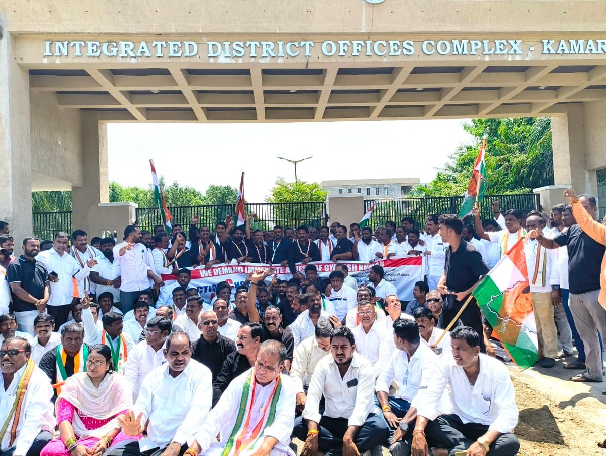 INCTelangana's tweet photo. కామారెడ్డి జిల్లా:
ఓటు హక్కు పరిరక్షణ, పారదర్శకమైన ఓటర్ల జాబితా, ప్రజాస్వామ్య విలువల పరిరక్షణ కోసం కామారెడ్డి జిల్లా కేంద్రంలో కాంగ్రెస్ పార్టీ ఆధ్వర్యంలో భారీ నిరసన కార్యక్రమం నిర్వహించారు.

TPCC ఆదేశాల మేరకు కామారెడ్డి జిల్లా కాంగ్రెస్ కమిటీ అధ్యక్షులు శ్రీ ఏలే మల్లికార్జున్ గారు మరియు జుక్కల్ ఎమ్మెల్యే శ్రీ తోట లక్ష్మీకాంతరావు గారు నేతృత్వంలో.. కాంగ్రెస్ నాయకులు, ప్రజాప్రతినిధులు, వివిధ విభాగాల నాయకులు, కార్యకర్తలు పెద్ద సంఖ్యలో కలెక్టరేట్‌కు తరలివచ్చారు.

SIR ప్రక్రియ మరియు ఎన్నికల సంఘం తీరుపై నిరసన వ్యక్తం చేస్తూ కాంగ్రెస్ శ్రేణులు నినాదాలు చేశారు. CEC శ్రీ జ్ఞానేష్ కుమార్‌కు వ్యతిరేకంగా నినాదాలు చేస్తూ దిష్టిబొమ్మ దగ్ధం చేసి నిరసన తెలిపారు.

భారీ నిరసన కార్యక్రమం అనంతరం కాంగ్రెస్ నాయకులు జిల్లా కలెక్టర్ గారిని కలిసి ఓటు హక్కు పరిరక్షణ, ఓటర్ల జాబితాలో పారదర్శకత, SIR ప్రక్రియకు సంబంధించిన అంశాలపై తమ అభ్యంతరాలు మరియు డిమాండ్లను వివరిస్తూ వినతిపత్రాన్ని సమర్పించారు. ప్రజాస్వామ్య వ్యవస్థలో ప్రతి అర్హుడి ఓటు హక్కు రక్షించబడేలా చర్యలు తీసుకోవాలని కలెక్టర్‌ను కోరారు.

ఈ భారీ నిరసన కార్యక్రమంలో గ్రంథాలయ చైర్మన్ శ్రీ మద్ది చంద్రకాంత్ రెడ్డి గారు, మున్సిపల్ చైర్‌పర్సన్ శ్రీమతి ఇప్ప ఉమారాణి శ్రీనివాస్ గారు, రాష్ట్ర యువజన కాంగ్రెస్ నాయకులు మహమ్మద్ ఇలియాస్ గారు, మాజీ DCC అధ్యక్షులు కైలాస్ శ్రీనివాస్ గారు, కామారెడ్డి టౌన్ కాంగ్రెస్ అధ్యక్షులు ఐరేని సందీప్ కుమార్ గారు తదితరులు పాల్గొన్నారు.

వారితో పాటు వివిధ విభాగాల అధ్యక్షులు, కాంగ్రెస్ పార్టీ నాయకులు, ప్రజాప్రతినిధులు, కార్యకర్తలు పెద్ద సంఖ్యలో హాజరై కార్యక్రమాన్ని విజయవంతం చేశారు.