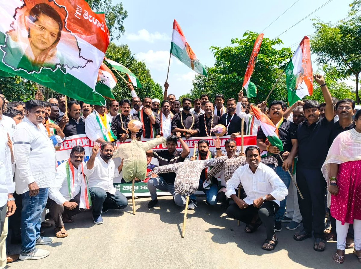 INCTelangana's tweet photo. కామారెడ్డి జిల్లా:
ఓటు హక్కు పరిరక్షణ, పారదర్శకమైన ఓటర్ల జాబితా, ప్రజాస్వామ్య విలువల పరిరక్షణ కోసం కామారెడ్డి జిల్లా కేంద్రంలో కాంగ్రెస్ పార్టీ ఆధ్వర్యంలో భారీ నిరసన కార్యక్రమం నిర్వహించారు.

TPCC ఆదేశాల మేరకు కామారెడ్డి జిల్లా కాంగ్రెస్ కమిటీ అధ్యక్షులు శ్రీ ఏలే మల్లికార్జున్ గారు మరియు జుక్కల్ ఎమ్మెల్యే శ్రీ తోట లక్ష్మీకాంతరావు గారు నేతృత్వంలో.. కాంగ్రెస్ నాయకులు, ప్రజాప్రతినిధులు, వివిధ విభాగాల నాయకులు, కార్యకర్తలు పెద్ద సంఖ్యలో కలెక్టరేట్‌కు తరలివచ్చారు.

SIR ప్రక్రియ మరియు ఎన్నికల సంఘం తీరుపై నిరసన వ్యక్తం చేస్తూ కాంగ్రెస్ శ్రేణులు నినాదాలు చేశారు. CEC శ్రీ జ్ఞానేష్ కుమార్‌కు వ్యతిరేకంగా నినాదాలు చేస్తూ దిష్టిబొమ్మ దగ్ధం చేసి నిరసన తెలిపారు.

భారీ నిరసన కార్యక్రమం అనంతరం కాంగ్రెస్ నాయకులు జిల్లా కలెక్టర్ గారిని కలిసి ఓటు హక్కు పరిరక్షణ, ఓటర్ల జాబితాలో పారదర్శకత, SIR ప్రక్రియకు సంబంధించిన అంశాలపై తమ అభ్యంతరాలు మరియు డిమాండ్లను వివరిస్తూ వినతిపత్రాన్ని సమర్పించారు. ప్రజాస్వామ్య వ్యవస్థలో ప్రతి అర్హుడి ఓటు హక్కు రక్షించబడేలా చర్యలు తీసుకోవాలని కలెక్టర్‌ను కోరారు.

ఈ భారీ నిరసన కార్యక్రమంలో గ్రంథాలయ చైర్మన్ శ్రీ మద్ది చంద్రకాంత్ రెడ్డి గారు, మున్సిపల్ చైర్‌పర్సన్ శ్రీమతి ఇప్ప ఉమారాణి శ్రీనివాస్ గారు, రాష్ట్ర యువజన కాంగ్రెస్ నాయకులు మహమ్మద్ ఇలియాస్ గారు, మాజీ DCC అధ్యక్షులు కైలాస్ శ్రీనివాస్ గారు, కామారెడ్డి టౌన్ కాంగ్రెస్ అధ్యక్షులు ఐరేని సందీప్ కుమార్ గారు తదితరులు పాల్గొన్నారు.

వారితో పాటు వివిధ విభాగాల అధ్యక్షులు, కాంగ్రెస్ పార్టీ నాయకులు, ప్రజాప్రతినిధులు, కార్యకర్తలు పెద్ద సంఖ్యలో హాజరై కార్యక్రమాన్ని విజయవంతం చేశారు.