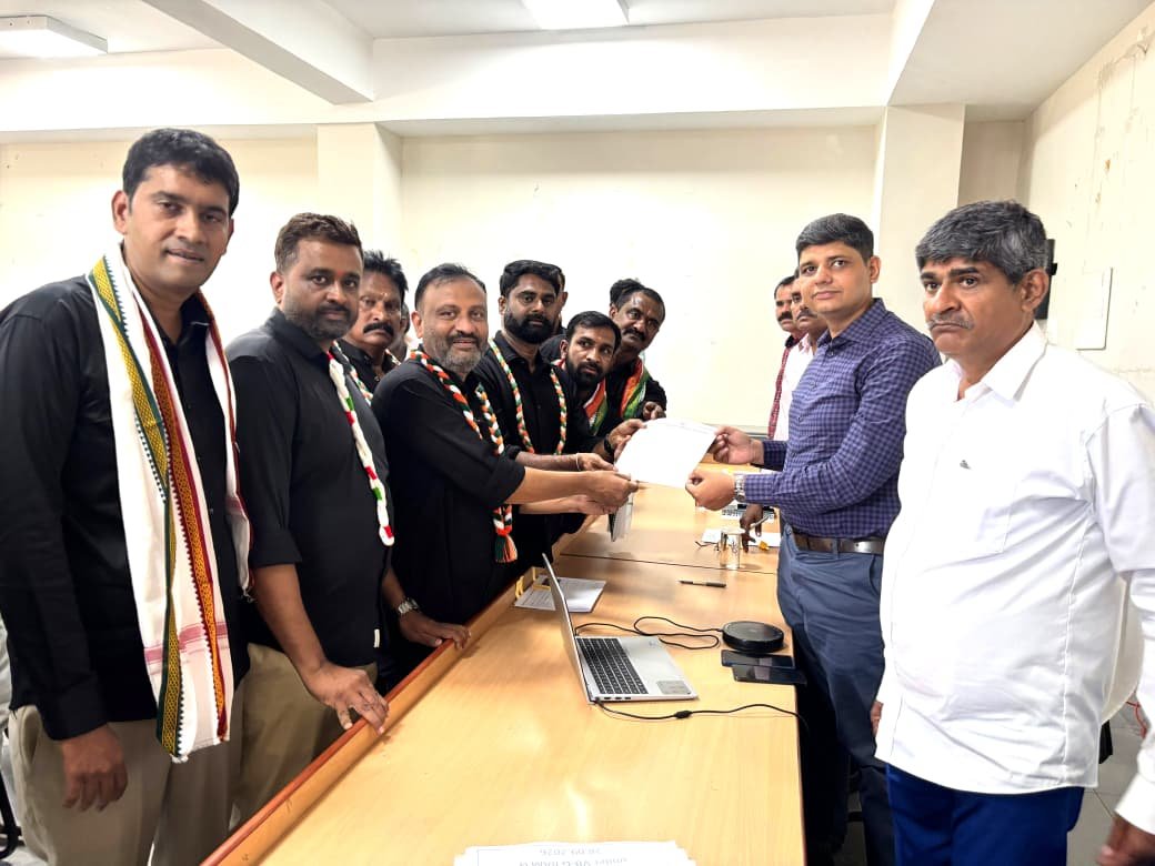 INCTelangana's tweet photo. కామారెడ్డి జిల్లా:
ఓటు హక్కు పరిరక్షణ, పారదర్శకమైన ఓటర్ల జాబితా, ప్రజాస్వామ్య విలువల పరిరక్షణ కోసం కామారెడ్డి జిల్లా కేంద్రంలో కాంగ్రెస్ పార్టీ ఆధ్వర్యంలో భారీ నిరసన కార్యక్రమం నిర్వహించారు.

TPCC ఆదేశాల మేరకు కామారెడ్డి జిల్లా కాంగ్రెస్ కమిటీ అధ్యక్షులు శ్రీ ఏలే మల్లికార్జున్ గారు మరియు జుక్కల్ ఎమ్మెల్యే శ్రీ తోట లక్ష్మీకాంతరావు గారు నేతృత్వంలో.. కాంగ్రెస్ నాయకులు, ప్రజాప్రతినిధులు, వివిధ విభాగాల నాయకులు, కార్యకర్తలు పెద్ద సంఖ్యలో కలెక్టరేట్‌కు తరలివచ్చారు.

SIR ప్రక్రియ మరియు ఎన్నికల సంఘం తీరుపై నిరసన వ్యక్తం చేస్తూ కాంగ్రెస్ శ్రేణులు నినాదాలు చేశారు. CEC శ్రీ జ్ఞానేష్ కుమార్‌కు వ్యతిరేకంగా నినాదాలు చేస్తూ దిష్టిబొమ్మ దగ్ధం చేసి నిరసన తెలిపారు.

భారీ నిరసన కార్యక్రమం అనంతరం కాంగ్రెస్ నాయకులు జిల్లా కలెక్టర్ గారిని కలిసి ఓటు హక్కు పరిరక్షణ, ఓటర్ల జాబితాలో పారదర్శకత, SIR ప్రక్రియకు సంబంధించిన అంశాలపై తమ అభ్యంతరాలు మరియు డిమాండ్లను వివరిస్తూ వినతిపత్రాన్ని సమర్పించారు. ప్రజాస్వామ్య వ్యవస్థలో ప్రతి అర్హుడి ఓటు హక్కు రక్షించబడేలా చర్యలు తీసుకోవాలని కలెక్టర్‌ను కోరారు.

ఈ భారీ నిరసన కార్యక్రమంలో గ్రంథాలయ చైర్మన్ శ్రీ మద్ది చంద్రకాంత్ రెడ్డి గారు, మున్సిపల్ చైర్‌పర్సన్ శ్రీమతి ఇప్ప ఉమారాణి శ్రీనివాస్ గారు, రాష్ట్ర యువజన కాంగ్రెస్ నాయకులు మహమ్మద్ ఇలియాస్ గారు, మాజీ DCC అధ్యక్షులు కైలాస్ శ్రీనివాస్ గారు, కామారెడ్డి టౌన్ కాంగ్రెస్ అధ్యక్షులు ఐరేని సందీప్ కుమార్ గారు తదితరులు పాల్గొన్నారు.

వారితో పాటు వివిధ విభాగాల అధ్యక్షులు, కాంగ్రెస్ పార్టీ నాయకులు, ప్రజాప్రతినిధులు, కార్యకర్తలు పెద్ద సంఖ్యలో హాజరై కార్యక్రమాన్ని విజయవంతం చేశారు.