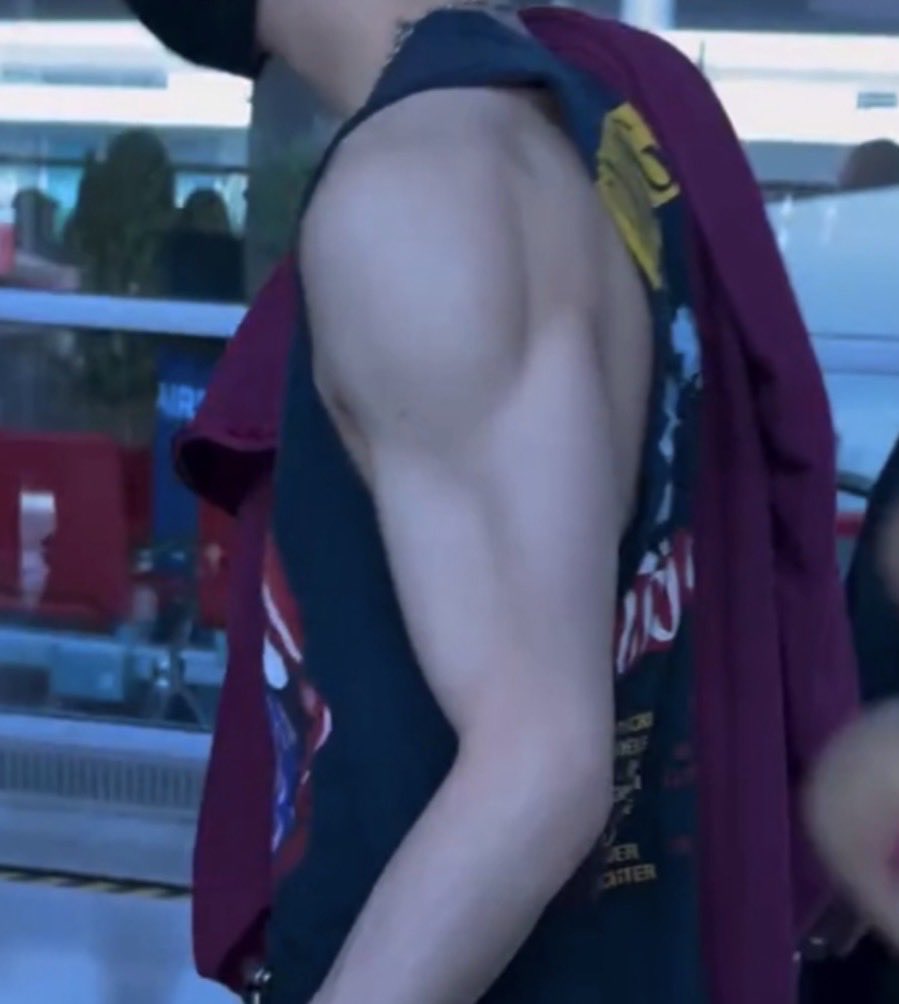 evgmonn's tweet photo. hyunjin was hitting the gym mid-flight or what

HYUNJIN EST A PARIS
#HYUNJIN_PFW26 https://t.co/zoOj4qVfoB