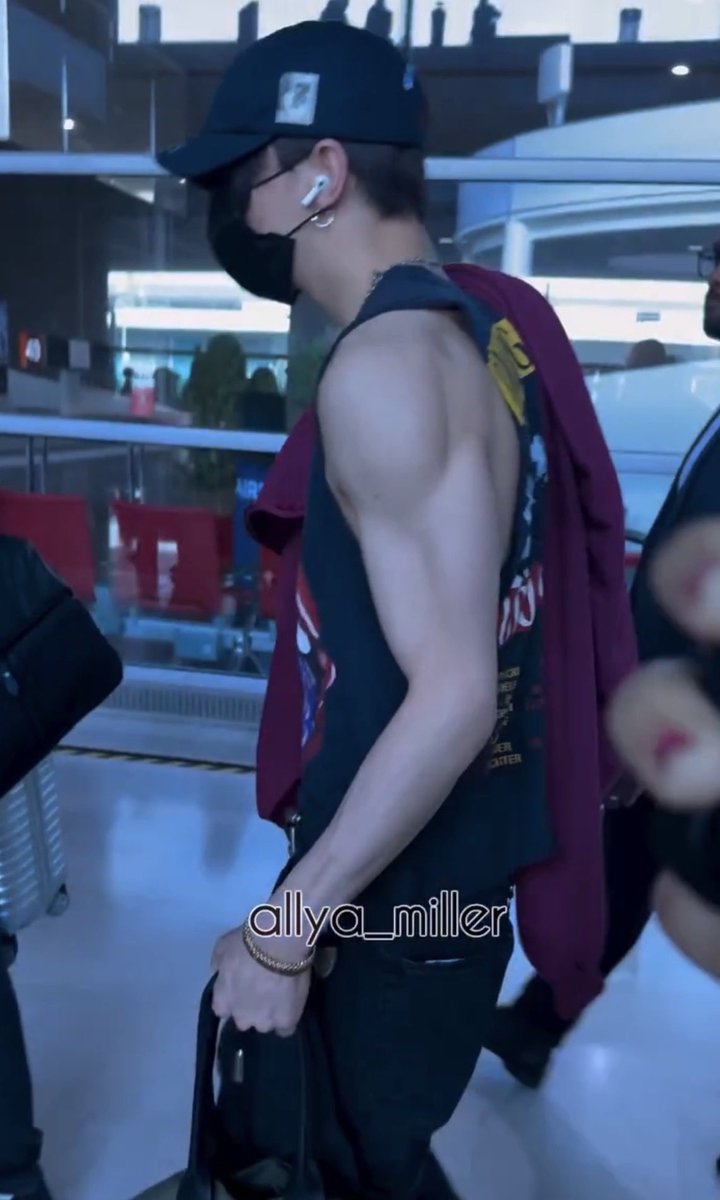 evgmonn's tweet photo. hyunjin was hitting the gym mid-flight or what

HYUNJIN EST A PARIS
#HYUNJIN_PFW26 https://t.co/zoOj4qVfoB