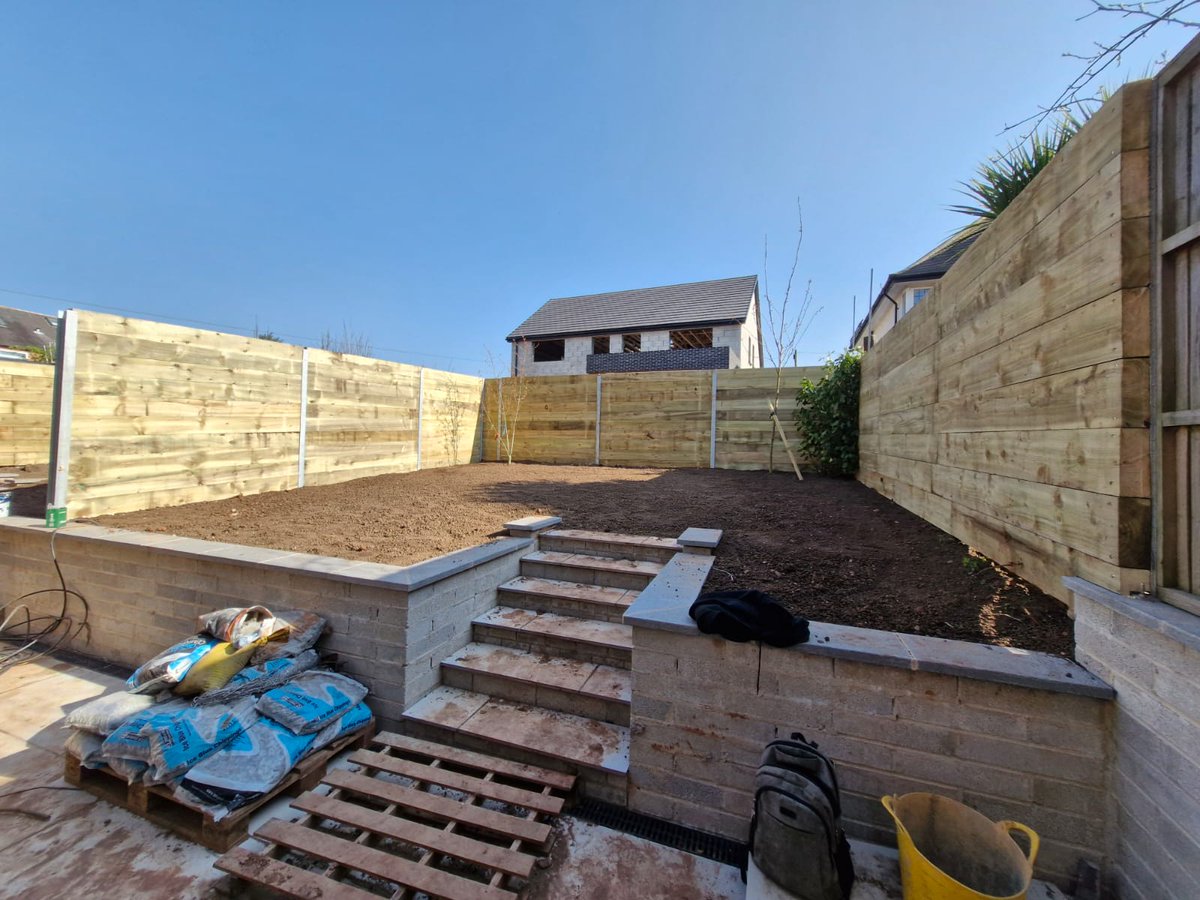 GardenSleepers's tweet photo. CAMERON'S STURDY GARDEN WALLS WITH STEELS &amp; NEW PINE RAILWAY SLEEPERS
A perfect way of enclosing a garden with an easy and secure alternative to panel fencing. New railway sleepers slotted into steel H beams are strong, stylish and longlasting.  
https://t.co/NZ9LDFimVu https://t.co/ogj7NyC2bK