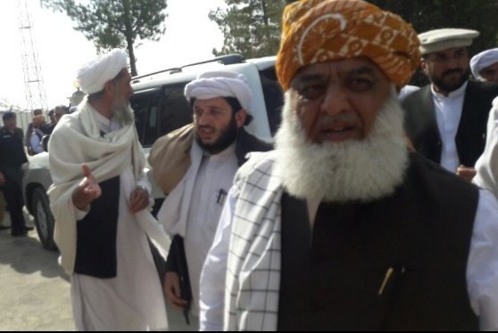 haqani_qasim's tweet photo. یا وہ جوہر ہی الگ تھا، جوہر انسان سے
یا نکلتے اب نہیں ایسے جواہر کان سے
2016 کوئٹہ آئیرپورٹ 
قائد جمعیة حضرت مولانا فضل الرحمٰن صاحب مدظلہ، شھیداسلام مولانا محمد حنیف رح،مولانا مفتی محمد قاسم حقانی، 
#یوم_شہادت_مولانامحمدحنیف https://t.co/FfMYNERwon